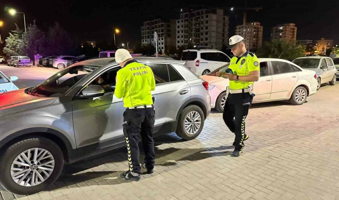 Adıyaman İl Emniyet Müdürlüğüne bağlı trafik polisleri, kurallara uymayan sürücülere
