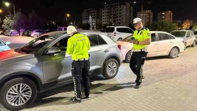 Adıyaman İl Emniyet Müdürlüğüne bağlı trafik polisleri, kurallara uymayan sürücülere