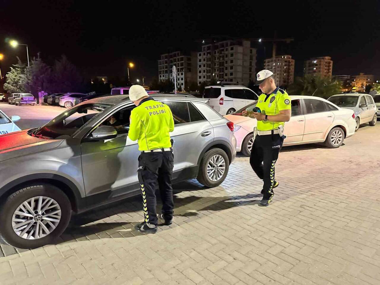Adıyaman İl Emniyet Müdürlüğüne bağlı trafik polisleri, kurallara uymayan sürücülere