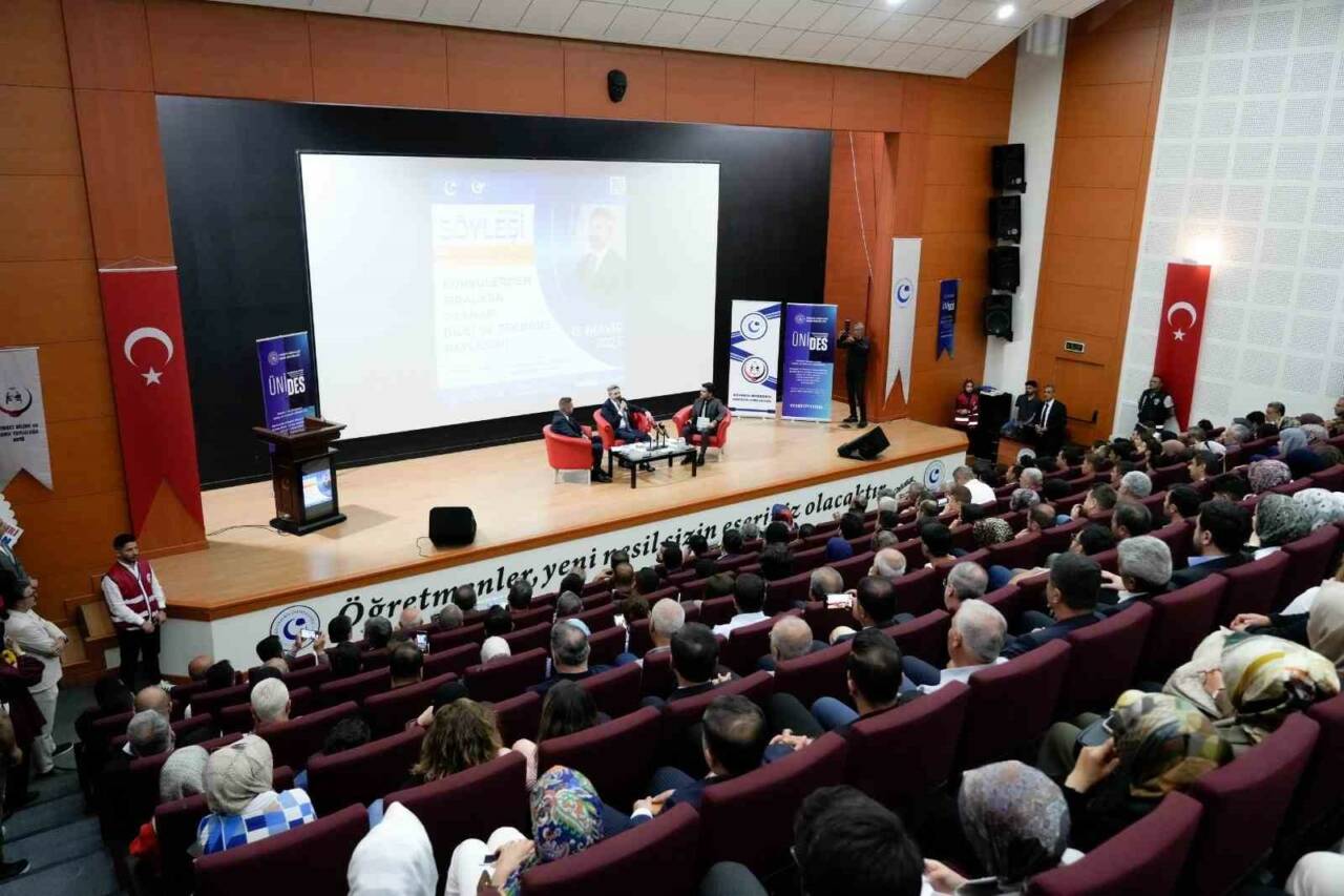 Adıyaman Üniversitesi Siyaset Bilimi ve Kamu Topluluğu, "Kürsülerden sıralara uzanan