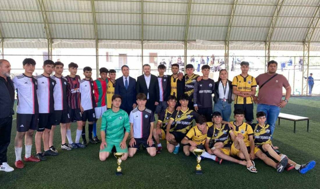 Diyarbakır’ın Dicle ilçesinde Gençlik Haftası etkinlikleri çerçevesinde liseler arası futbol