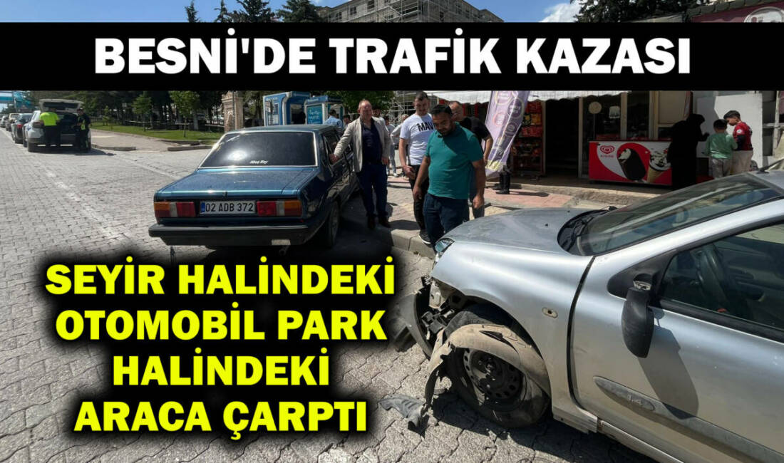 Besni'de meydana gelen trafik kazasında, seyir halindeki bir otomobil park