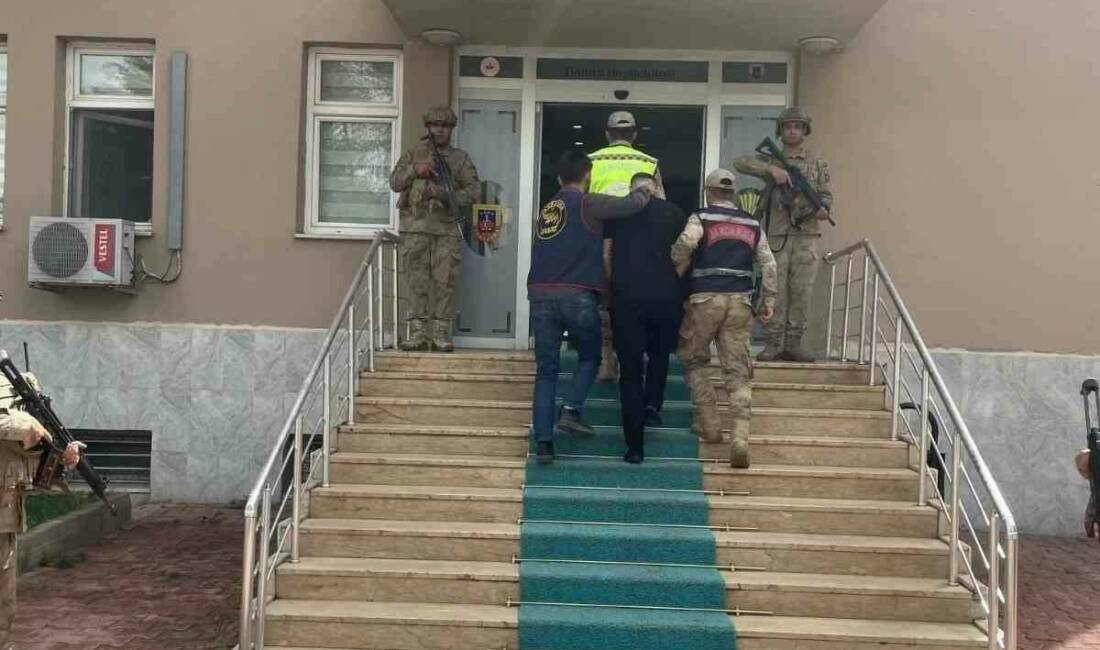 Mardin’de 2 kişinin öldüğü arazi kavgasının firari şüphelisi yakalandı Mardin'in Kızıltepe ilçesinde geçen yıl yaşanan arazi kavgasında 2 kişinin