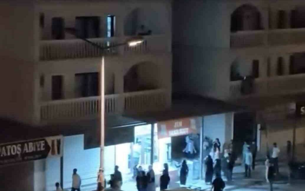 Mardin’in Nusaybin ilçesinde iki grup arasında çıkan tartışmada bir marketin
