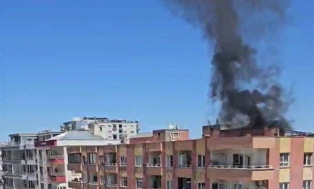 Mardin’de 7 katlı bir binanın çatı katında çıkan yangın, itfaiye