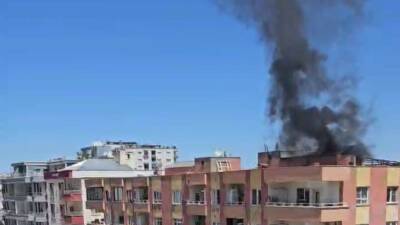 Mardin’de 7 katlı bir binanın çatı katında çıkan yangın, itfaiye