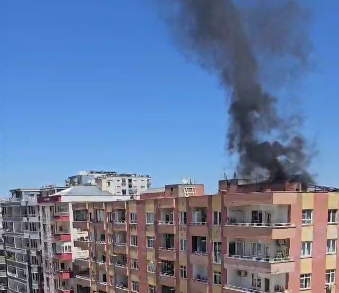 Mardin’de 7 katlı bir binanın çatı katında çıkan yangın, itfaiye