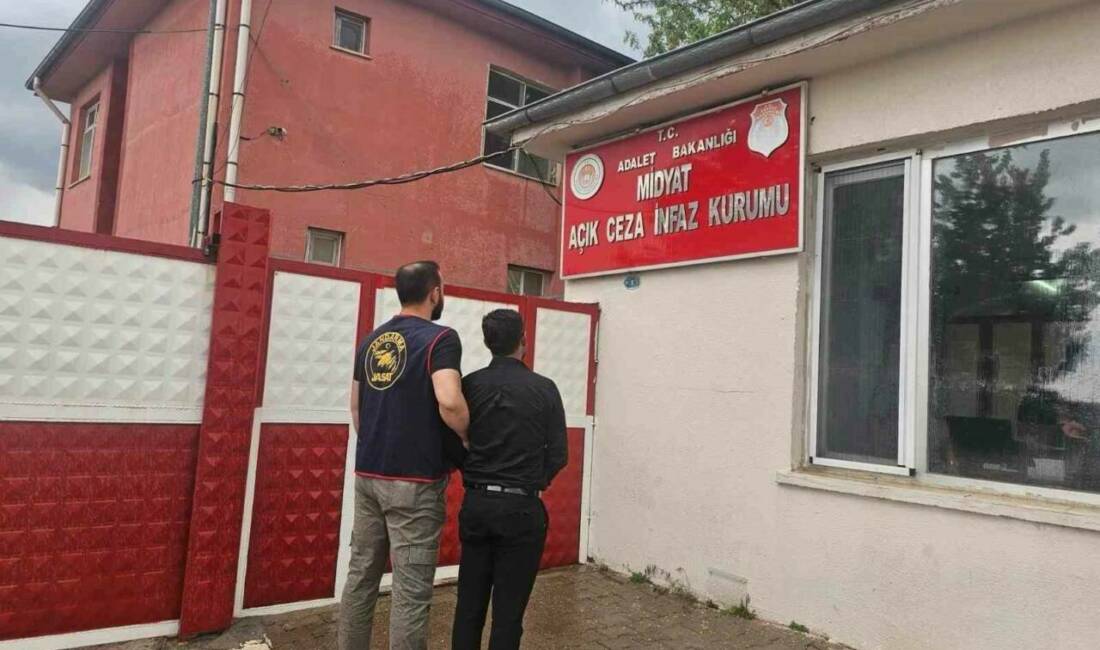 Mardin’de cezaevi firarisi düğün salonunda saz çalarken yakalandı Mardin'in Kızıltepe ilçesinde cezaevinden firar eden E.A. isimli hükümlü, bir