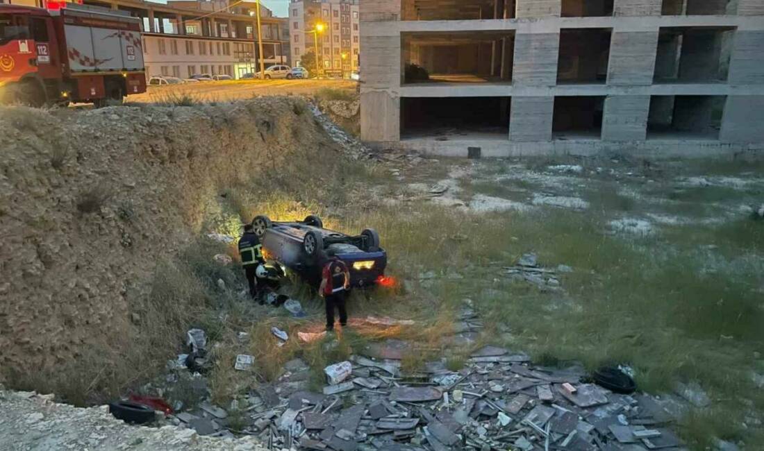 Mardin'in Artuklu ilçesinde meydana gelen bir trafik kazasında otomobil devrilerek
