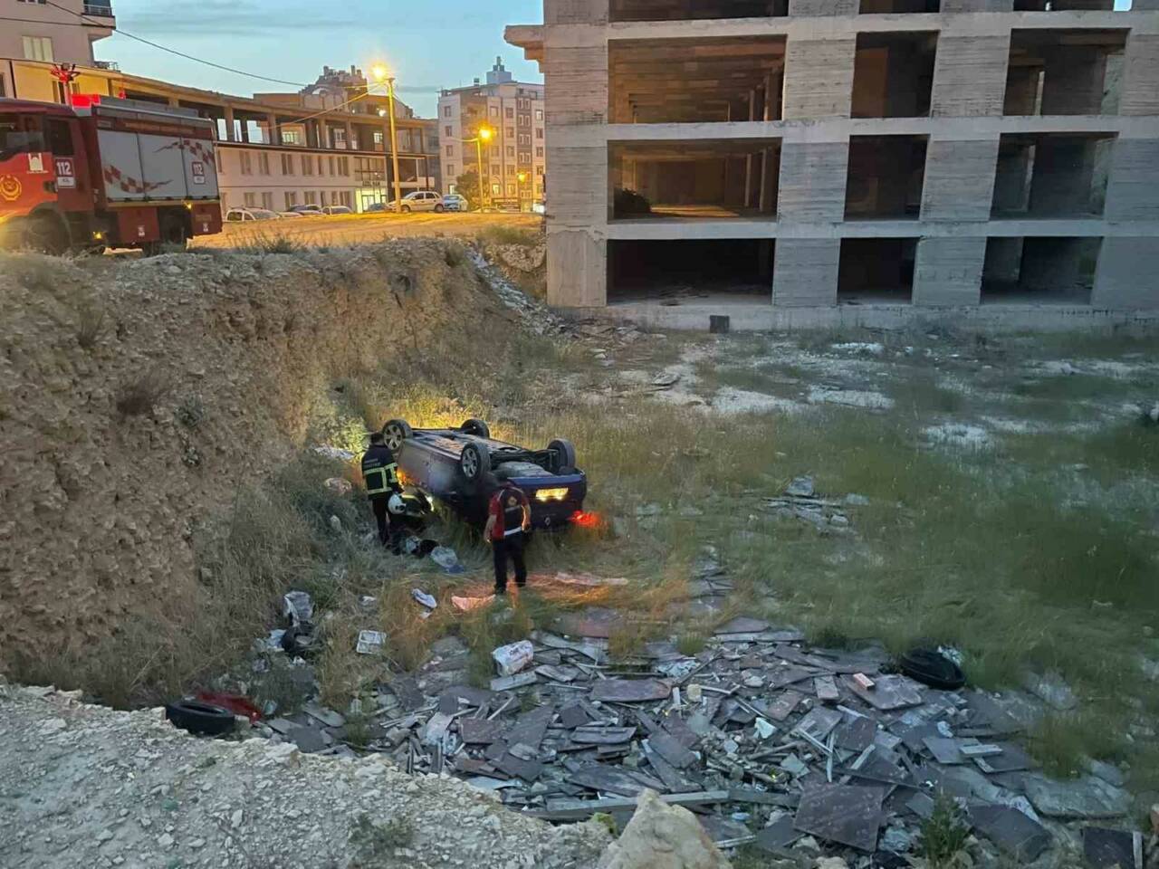 Mardin'in Artuklu ilçesinde meydana gelen bir trafik kazasında otomobil devrilerek