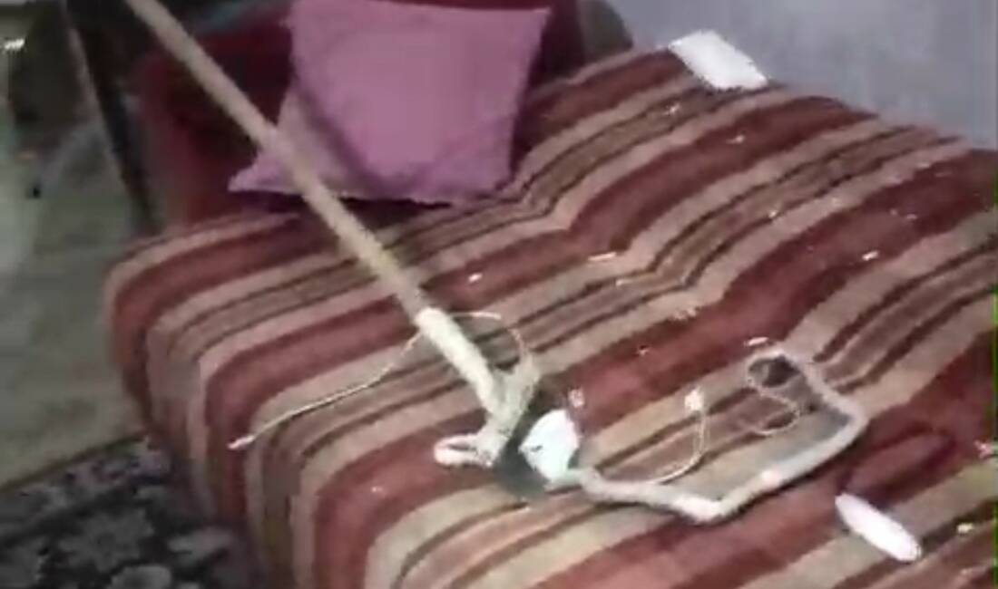 Mardin’in Artuklu ilçesinde eve giren yılan, itfaiye ekiplerince yakalanarak doğaya