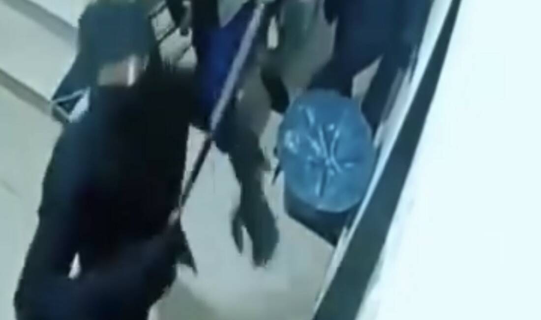Mardin'in Kızıltepe ilçesinde kar maskeli dört kişi, çeşitli aletler kullanarak