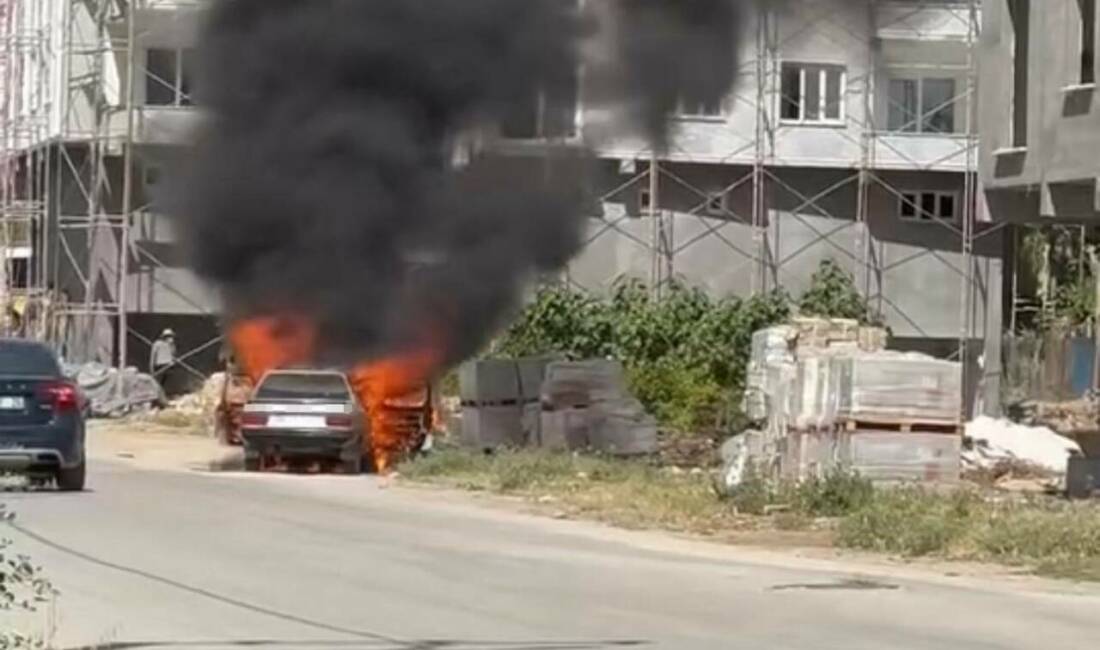 Nusaybin ilçesinde park halindeki bir otomobil, Çağ Çağ Caddesi'nde aniden