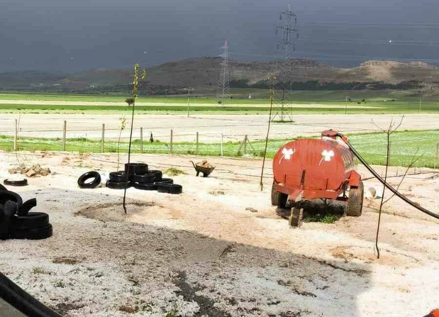 Mardin'de aniden bastıran dolu yağışı, öğle saatlerinde günlük yaşamı olumsuz