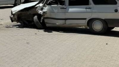 Adıyaman’ın Kahta ilçesinde minibüs ile otomobil çarpıştı.