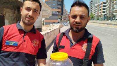 Şanlıurfa’da bir evin mutfağında görülen yılan, itfaiye ekiplerince yakalanarak doğal