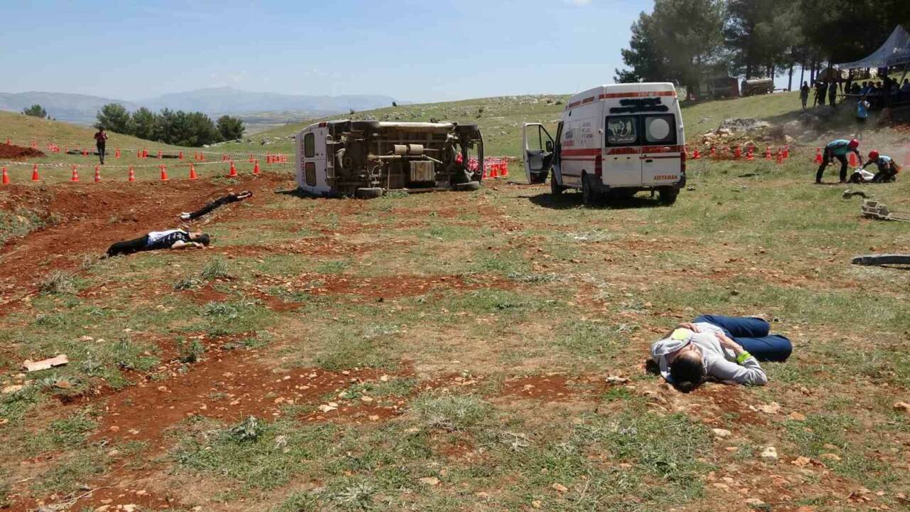 Adıyaman'da UMKE tarafından düzenlenen "Trafik Kazası" tatbikatında katılımcılara teorik ve