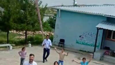 Siirt’in Kurtalan ilçesinde, köy okulundaki öğretmenler kısıtlı imkanlara rağmen öğrencilerin