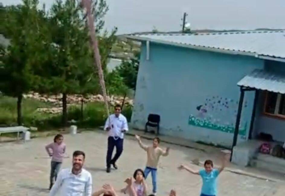 Öğrenciler dron istedi, öğretmenler uçurtmadan yaptı Siirt’in Kurtalan ilçesinde, köy okulundaki öğretmenler kısıtlı imkanlara rağmen öğrencilerin