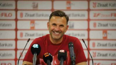 Galatasaray Teknik Direktörü Okan Buruk, Trabzonspor'u 3-0 yenerek Türkiye Kupası'nı