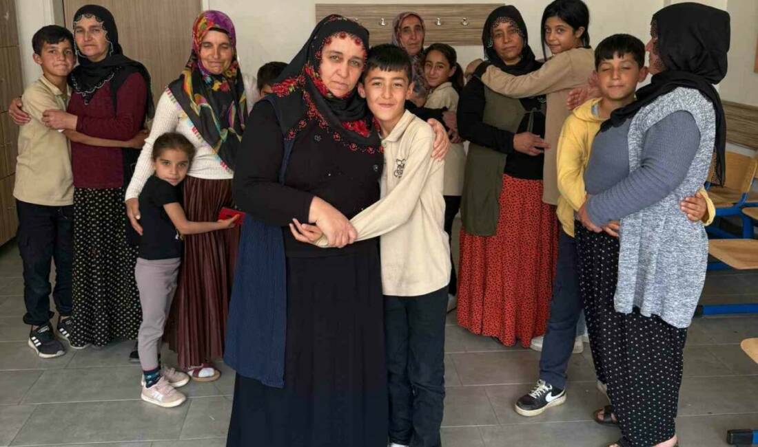 Çamdere Köyü Ortaokulu'nda Anneler Günü dolayısıyla düzenlenen etkinlikte öğrenciler, annelerine