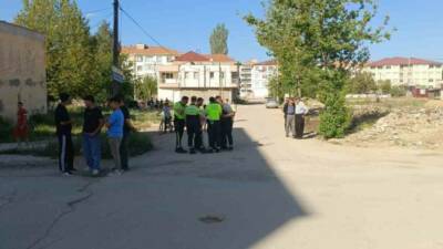 Adıyaman’ın Gölbaşı ilçesinde bir kişi, arkadaşı ile tartıştıktan sonra otomobiliyle