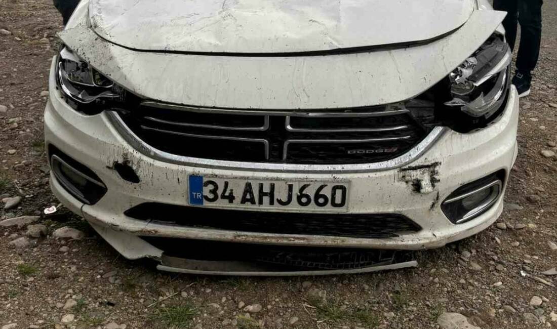Diyarbakır'ın Sur ilçesinde, uçan otomobildeki 3 kişi yaralandı. Otomobil, yaklaşık