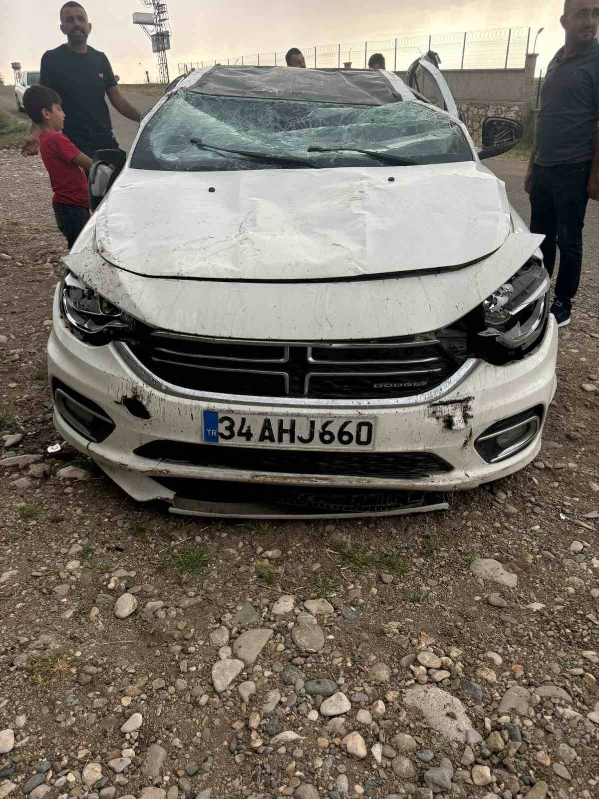 Diyarbakır'ın Sur ilçesinde, uçan otomobildeki 3 kişi yaralandı. Otomobil, yaklaşık