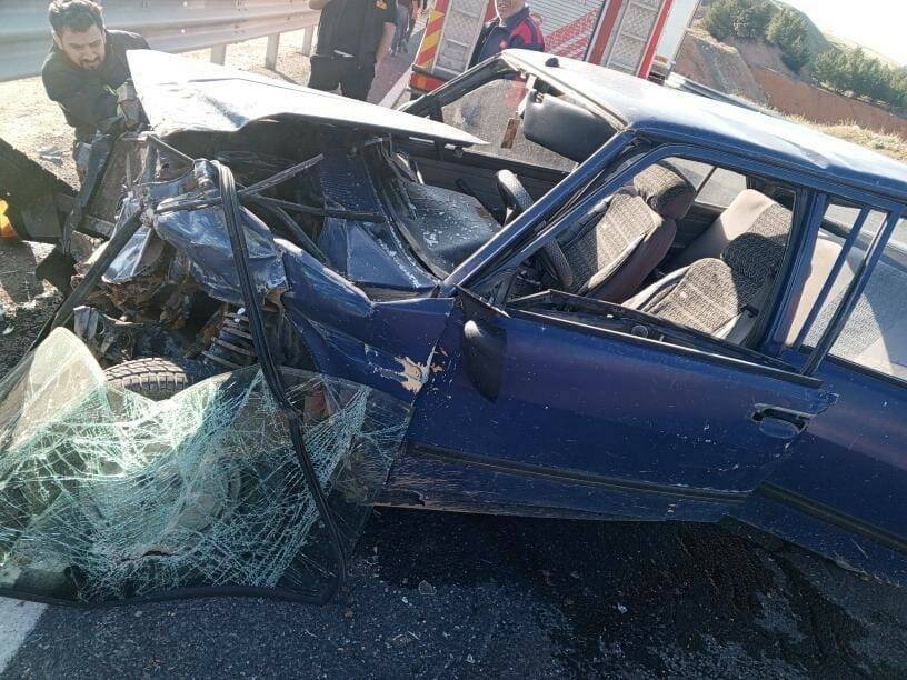Diyarbakır'ın Çınar ilçesinde bir otomobilin bariyerlere çarptığı kazada sürücü yaralandı.