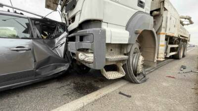 Diyarbakır-Elazığ yolunda otomobil, minibüs ve beton mikserini karıştığı zincirleme trafik