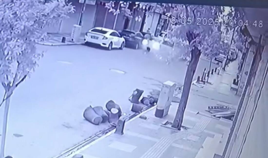Mardin’in Kızıltepe ilçesinde motosiklet ile otomobilin çarpması güvenlik kamerasına yansırken,