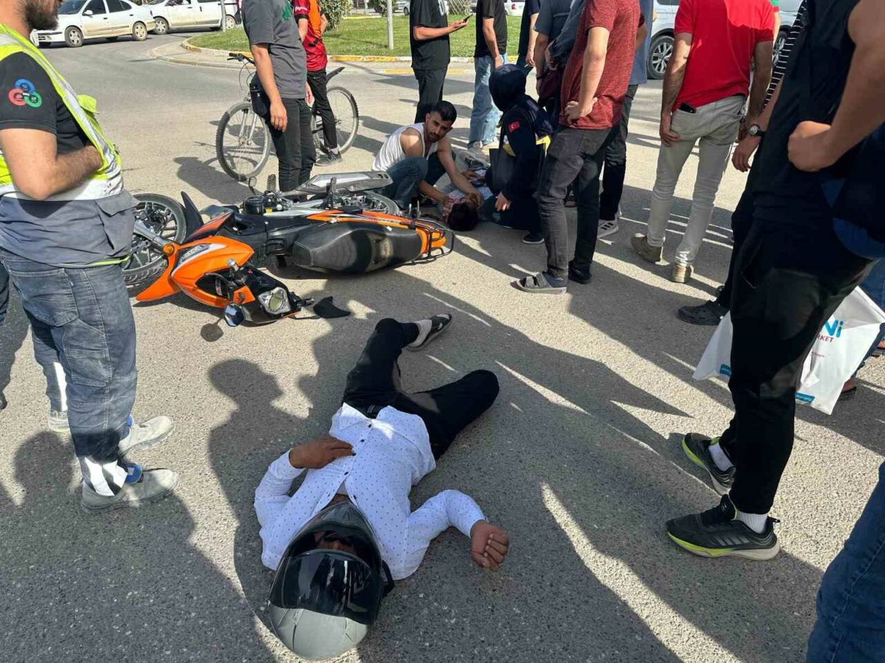 Adıyaman'da otomobil ile motosikletin çarpışması sonucu meydana gelen kazada 2
