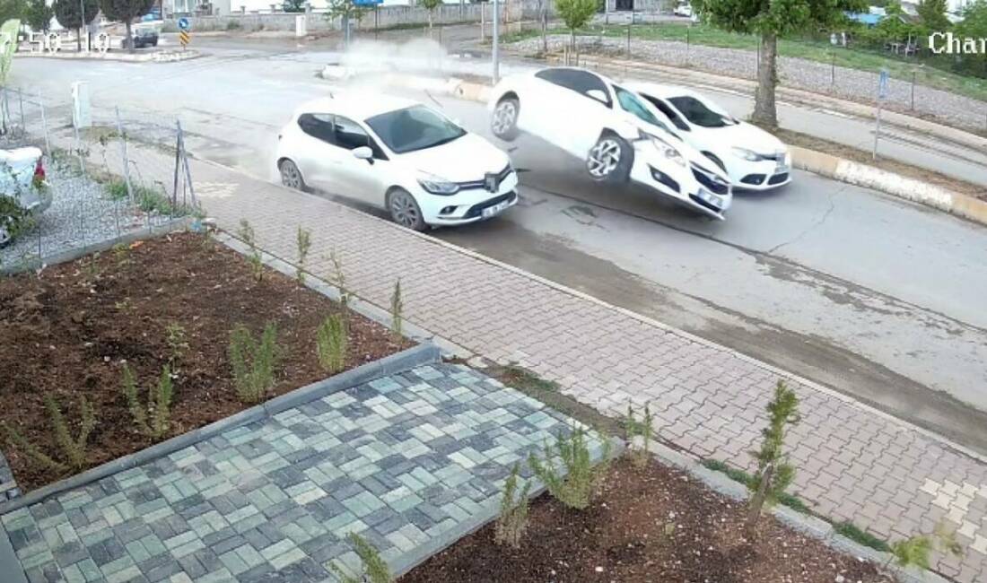 Adıyaman’da park halindeki araca çarpan otomobil savrularak başka bir araca