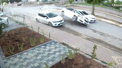 Adıyaman’da park halindeki araca çarpan otomobil savrularak başka bir araca