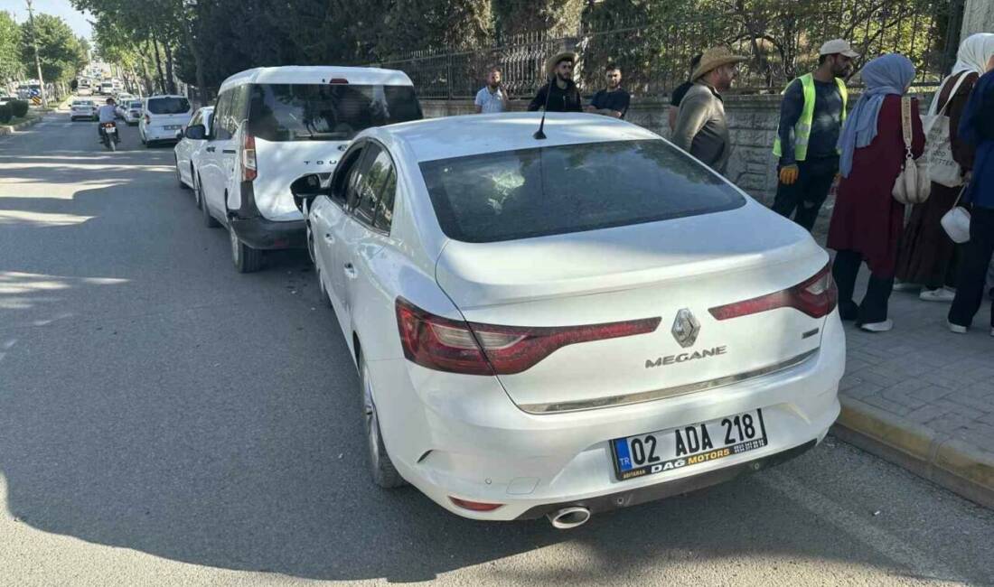 Adıyaman’da, kontrolden çıkan otomobil, park halindeki araçlara çarptı.