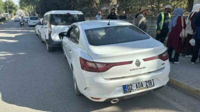 Adıyaman’da, kontrolden çıkan otomobil, park halindeki araçlara çarptı.