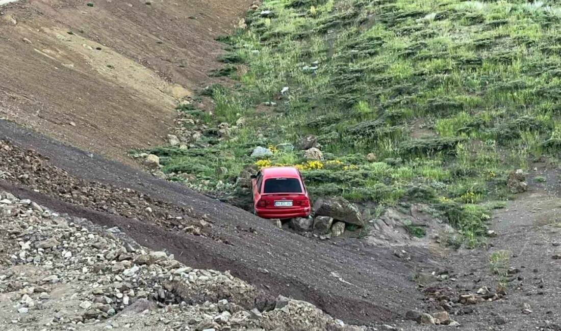 Adıyaman'ın Sincik ilçesinde meydana gelen trafik kazasında otomobilin şarampole yuvarlanması