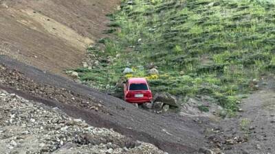 Adıyaman'ın Sincik ilçesinde meydana gelen trafik kazasında otomobilin şarampole yuvarlanması