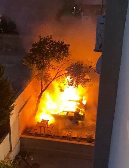 Gaziantep'in Şehitkamil ilçesinde bir binanın otoparkında bulunan 2 lüks aracın