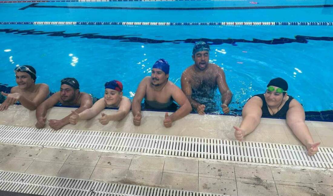 Adıyaman’da özel sporcuların katıldığı renkli yüzme yarışmalarında, Engelliler Haftası kapsamında
