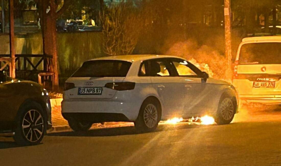 Birecik ilçesinde park halindeki lüks bir otomobil yangın nedeniyle kullanılamaz