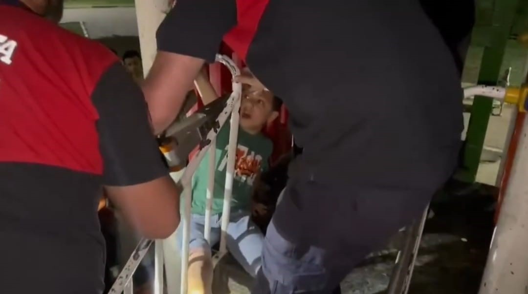 Parkta ayağı oyun grubu demirlerine sıkışan çocuk, itfaiye ekiplerince kurtarıldı Şanlıurfa'nın Haliliye ilçesinde Ahmet Yesevi Parkı'nda oyun oynayan bir çocuk,