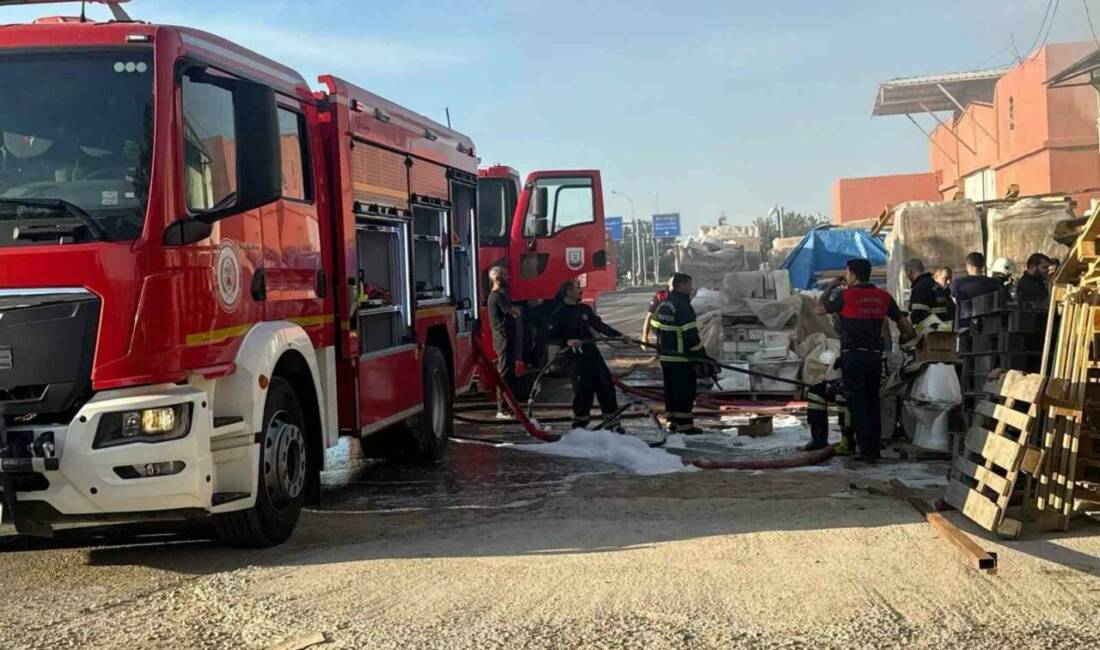 Şanlıurfa'da Ulubağ Mahallesi'nde bulunan plastik su tesisatı deposunda çıkan yangın,