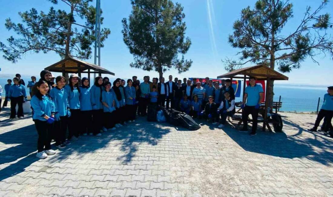 Adıyaman’ın Samsat ilçesinde protokol üyeleri ve öğrenciler, doğa temizliği yaparak