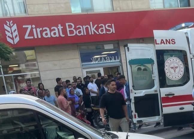 Viranşehir'deki Ziraat Bankası şubesinde bir şahıs, bıçak çekerek bankadan kaçmaya