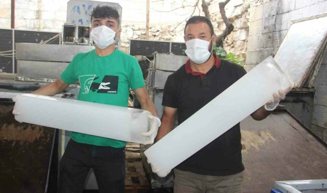 Şanlıurfa'da buz üreticileri, 10 fabrikada günlük ortalama 100 ton buz