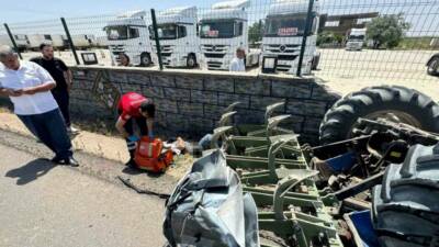 Şanlıurfa’nın Birecik ilçesinde hafif ticari aracın önünde seyreden traktörün arkasındaki