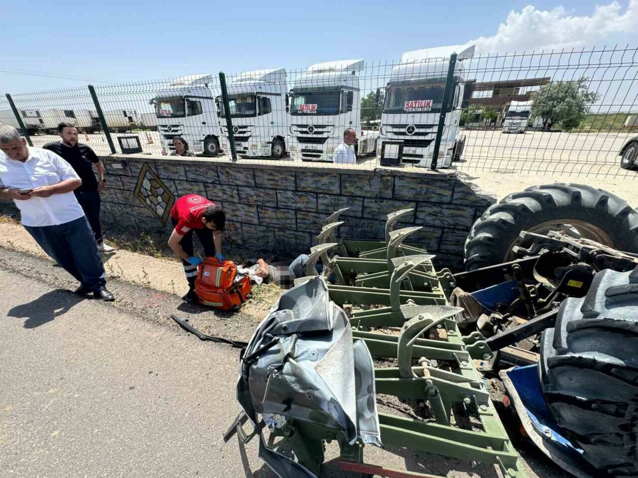 Şanlıurfa’nın Birecik ilçesinde hafif ticari aracın önünde seyreden traktörün arkasındaki