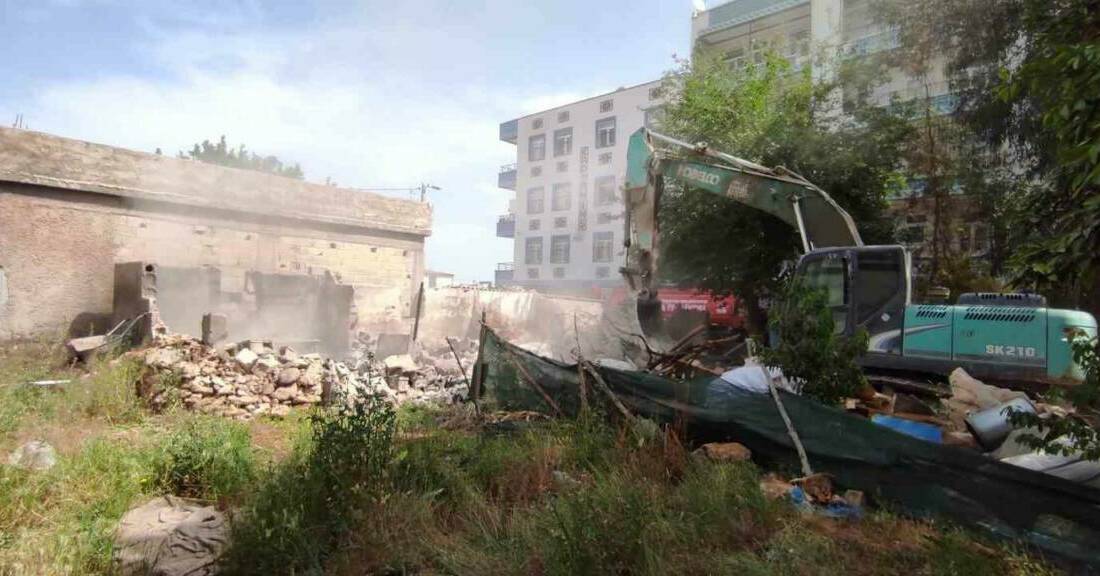 Şanlıurfa’da ilginç yıkım Şanlıurfa'nın Eyyübiye ilçesinde üç aile, hazine arazisindeki evlerinin yıkım kararıyla