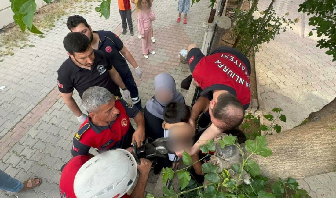 Şanlıurfa’da koluna demir korkuluk saplanan çocuğu itfaiye kurtardı Şanlıurfa'nın Karaköprü ilçesinde, bir çocuğun koluna demir korkuluk saplandıktan sonra